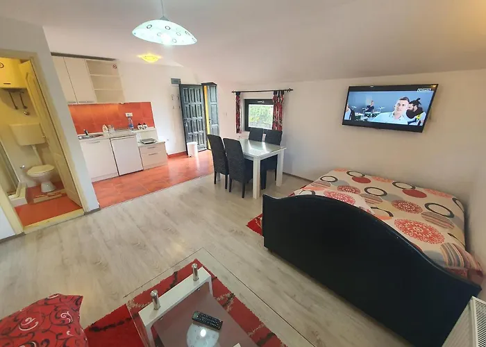 Milena - Dvoriste & Parking