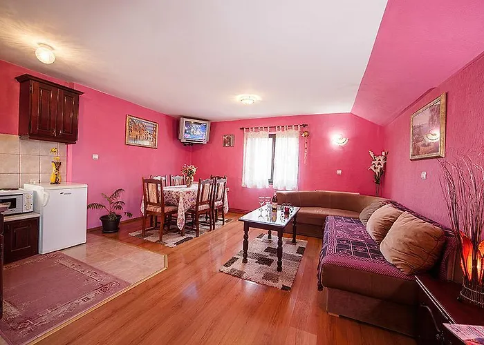 Milena - Dvoriste & Parking *