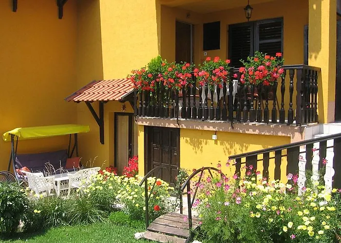 Milena - Dvoriste & Parking