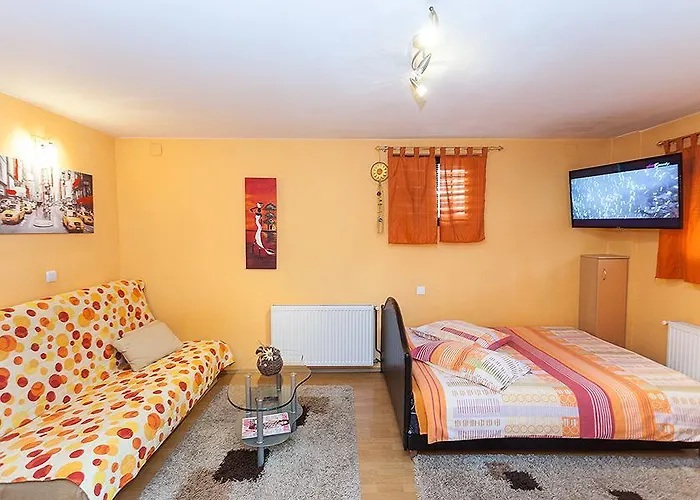 Milena - Dvoriste & Parking Apartman *