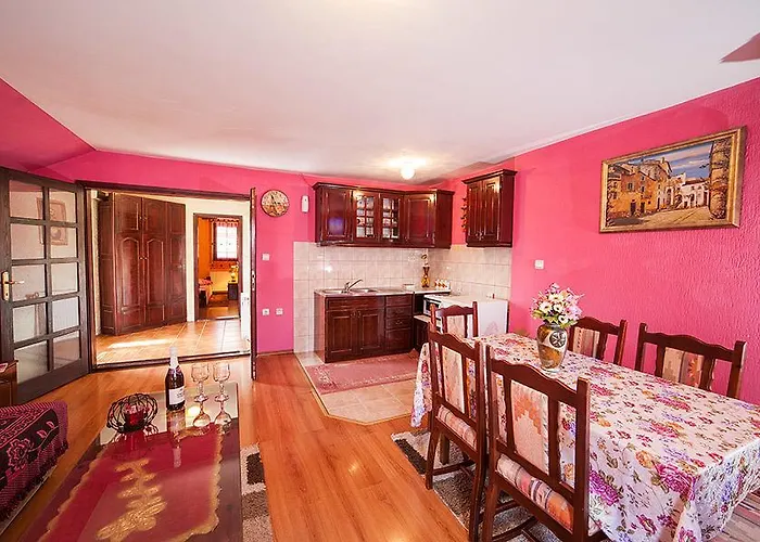 Milena - Dvoriste & Parking Apartman