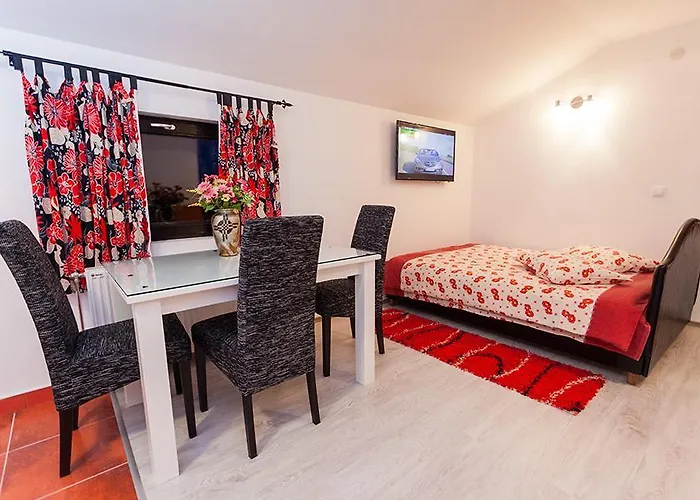 Milena - Dvoriste & Parking 兹拉蒂博尔