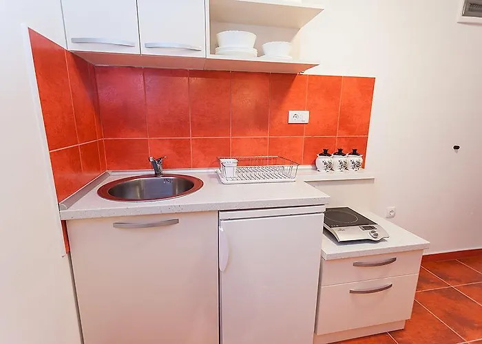 Milena - Dvoriste & Parking *